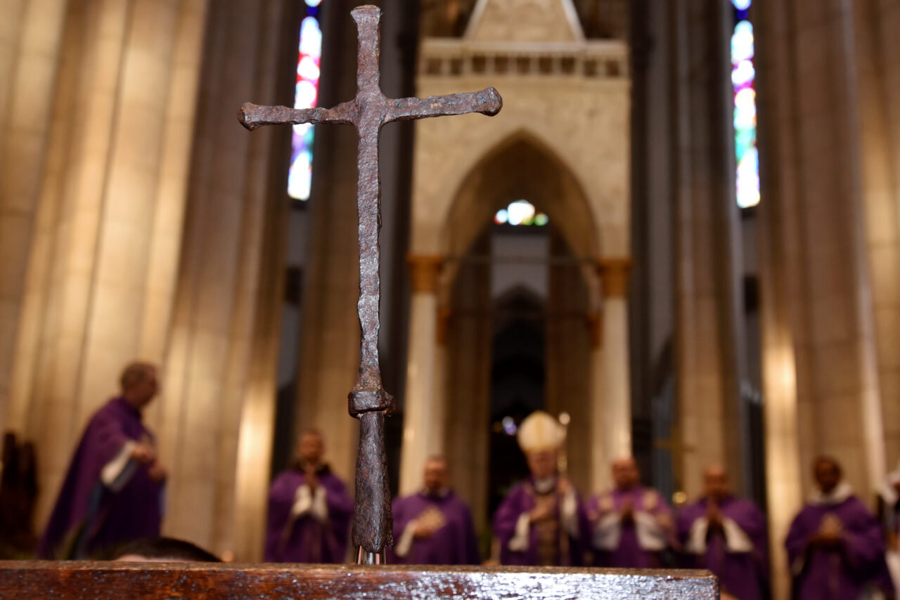 Com celebração na Catedral da Sé, tem início a peregrinação jubilar da cruz da primeira missa no Brasil - Jornal O São Paulo
