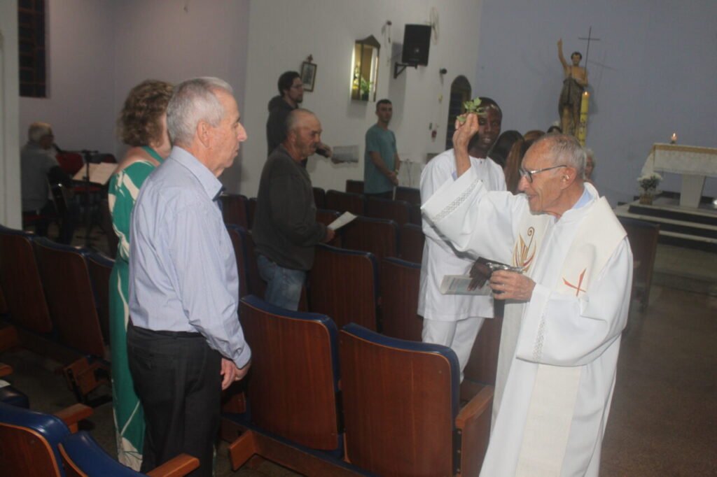 Dom Carlos Lema preside a Vigília Pascal na Paróquia Nossa Senhora do Monte Serrate - Jornal O São Paulo
