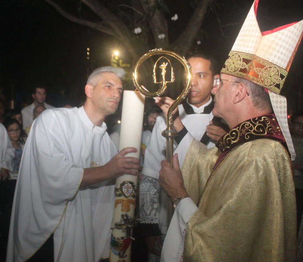 Dom Carlos Lema preside a Vigília Pascal na Paróquia Nossa Senhora do Monte Serrate - Jornal O São Paulo