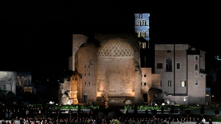 Na Via-Sacra no Coliseu, a oração da Igreja pela conversão do mundo - Jornal O São Paulo