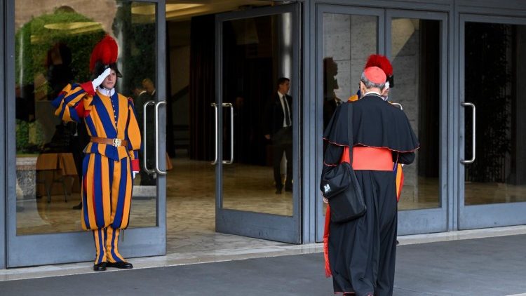 Cardeal Becciu anuncia que não participará do Conclave - Jornal O São Paulo