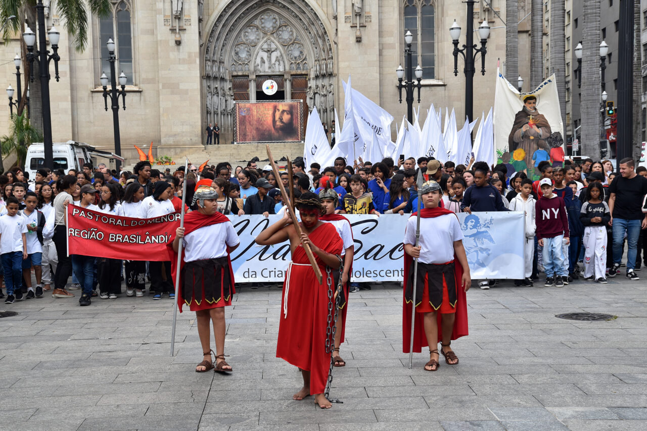 Pelo centro de São Paulo, Via-Sacra destaca a Ecologia Integral e a dignidade das crianças e dos adolescentes