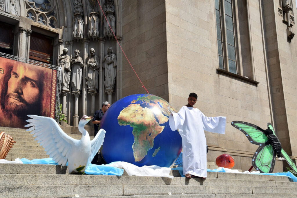 Pelo centro de São Paulo, Via-Sacra destaca a Ecologia Integral e a dignidade das crianças e dos adolescentes