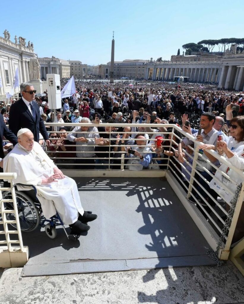 Francisco faz 1ª aparição pública após alta hospitalar e abençoa fiéis - Jornal O São Paulo
