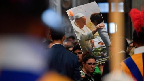 Fiéis relatam a emoção de se despedir de Francisco em funeral no Vaticano - Jornal O São Paulo