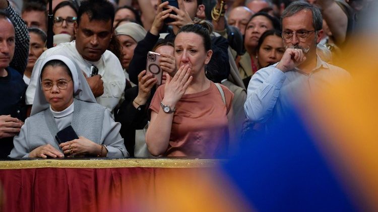 Fiéis relatam a emoção de se despedir de Francisco em funeral no Vaticano - Jornal O São Paulo