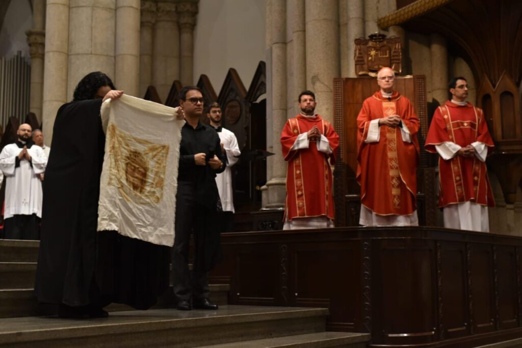 Na Catedral da Sé, fiéis meditam sobre as últimas palavras de Jesus na cruz - Jornal O São Paulo