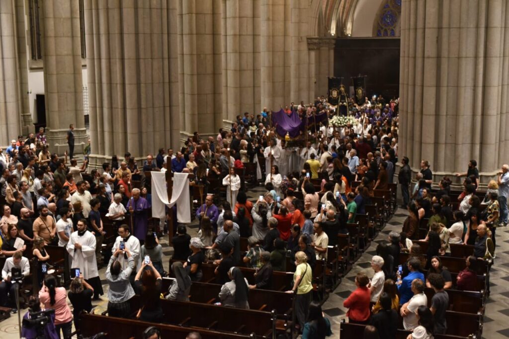Na Catedral da Sé, fiéis meditam sobre as últimas palavras de Jesus na cruz - Jornal O São Paulo