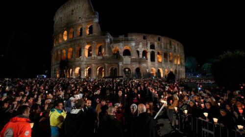 Na Via-Sacra no Coliseu, a oração da Igreja pela conversão do mundo - Jornal O São Paulo