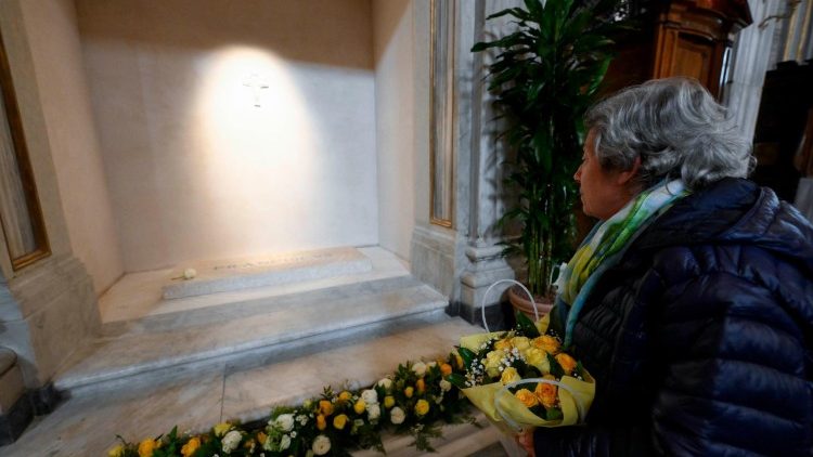 Na Basílica de Santa Maria Maior, fiéis e cardeais homenageiam Francisco - Jornal O São Paulo