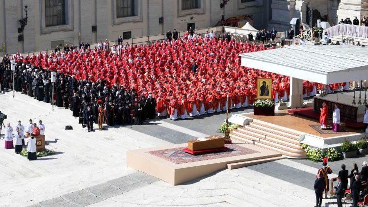 Na Missa de Exéquias, Cardeal Re recorda o legado de Francisco à Igreja e à humanidade - Jornal O São Paulo
