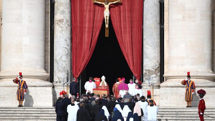 Fiéis relatam a emoção de se despedir de Francisco em funeral no Vaticano - Jornal O São Paulo