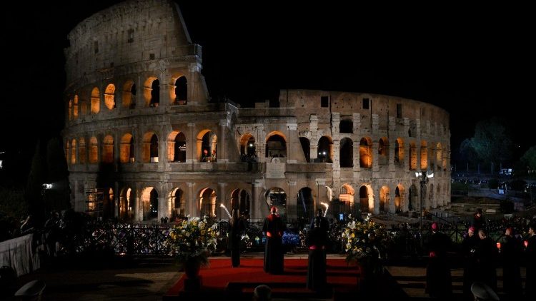 Na Via-Sacra no Coliseu, a oração da Igreja pela conversão do mundo - Jornal O São Paulo
