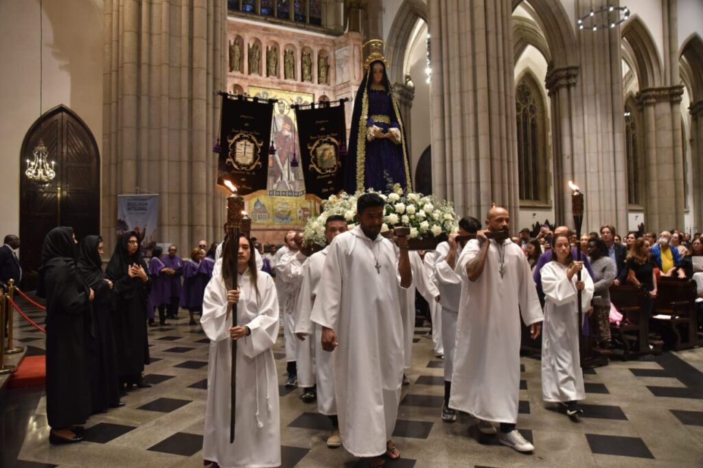 Na Catedral da Sé, fiéis meditam sobre as últimas palavras de Jesus na cruz - Jornal O São Paulo