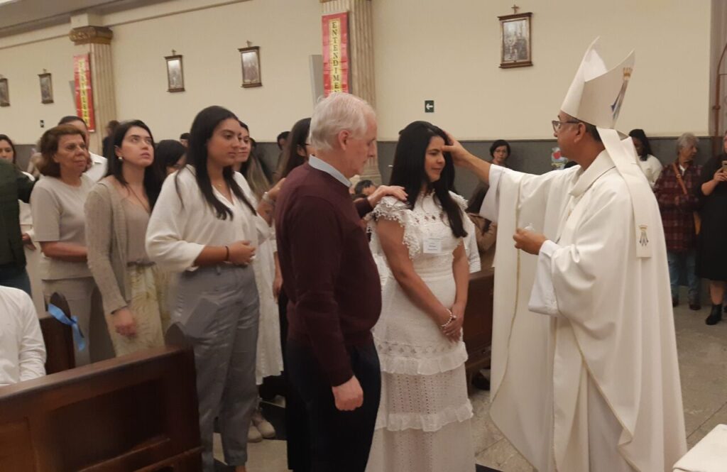 Dom Rogério preside missa com Crismas em paróquias na Sé - Jornal O São Paulo