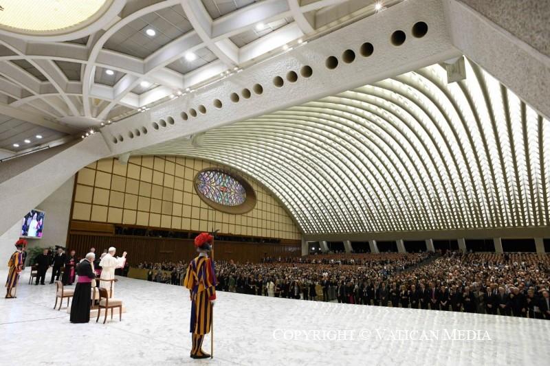 Leão XIV pede a jornalistas que as palavras sejam ‘desarmadas e desarmantes’