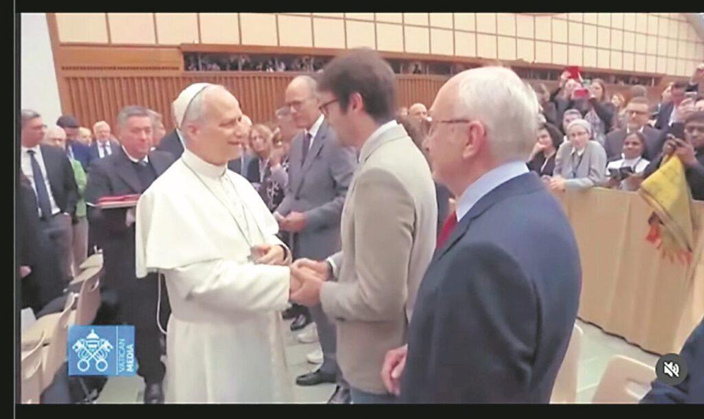 Leão XIV pede a jornalistas que as palavras sejam ‘desarmadas e desarmantes’