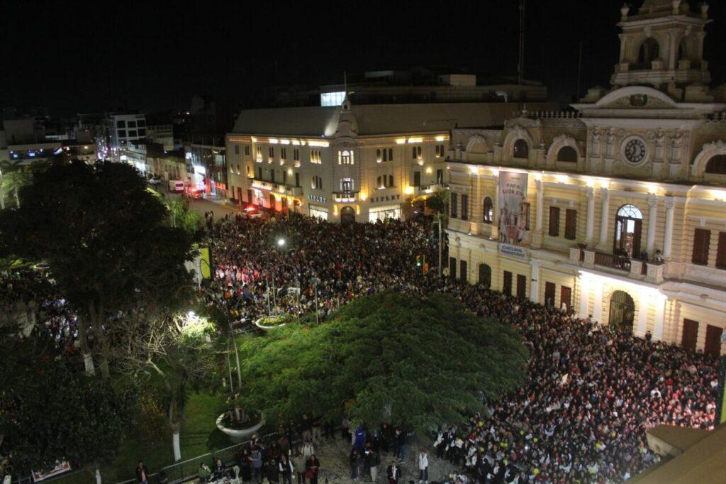 Peru: milhares de fiéis comemoram a eleição do Papa Leão XIV - Jornal O São Paulo