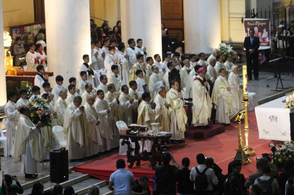 Peru: milhares de fiéis comemoram a eleição do Papa Leão XIV - Jornal O São Paulo