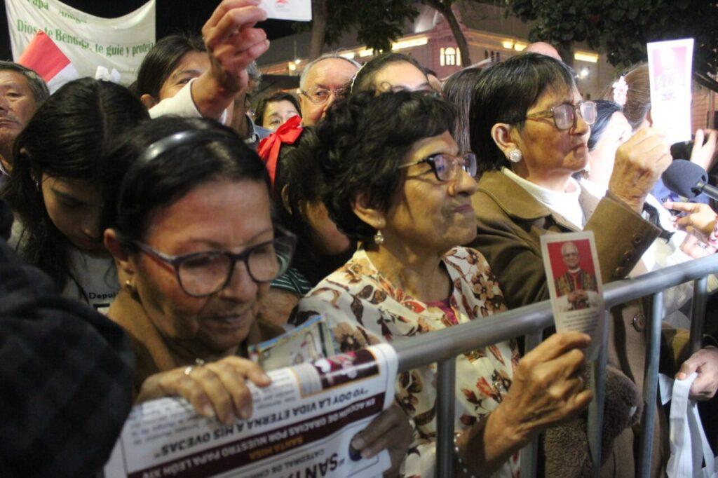 Peru: milhares de fiéis comemoram a eleição do Papa Leão XIV - Jornal O São Paulo