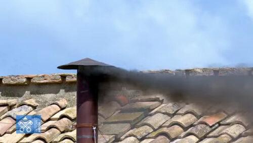 Fumaça preta de novo: Conclave já teve 3 votações; Papa ainda não está definido - Jornal O São Paulo