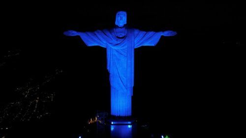 Cristo Redentor recebe iluminação azul para celebrar educação confessional no Brasil - Jornal O São Paulo
