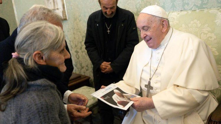 Crianças e esquecidos recordam Papa Francisco, um mês após a sua morte - Jornal O São Paulo