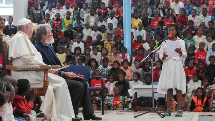 Crianças e esquecidos recordam Papa Francisco, um mês após a sua morte - Jornal O São Paulo