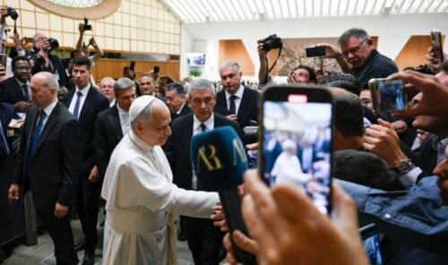 Leão XIV pede a jornalistas que as palavras sejam ‘desarmadas e desarmantes’