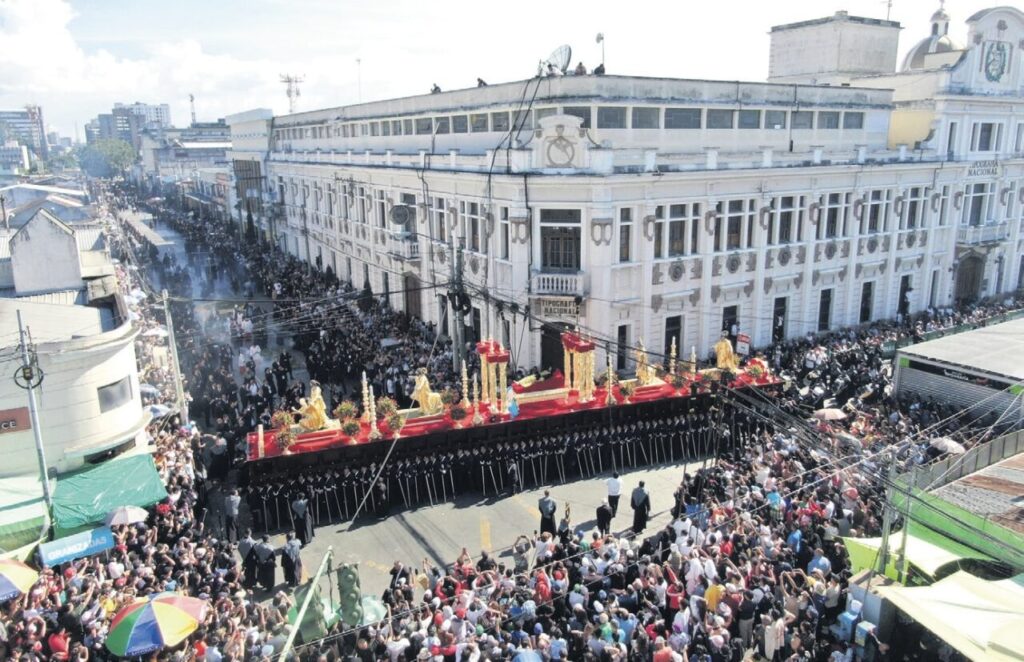 Na Guatemala, fiéis conduzem o maior andor do mundo pelas ruas - Jornal O São Paulo