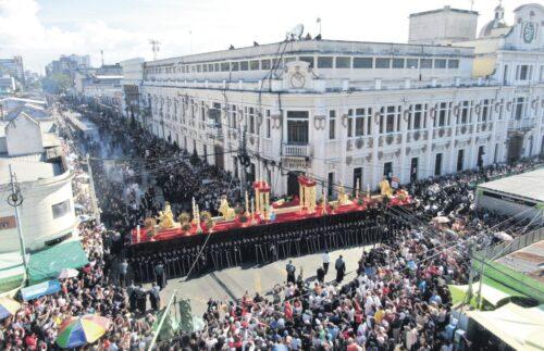 Na Guatemala, fiéis conduzem o maior andor do mundo pelas ruas - Jornal O São Paulo