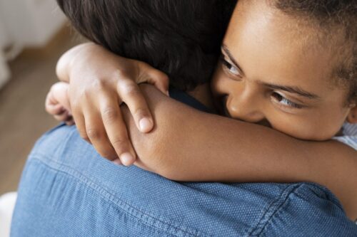 Pais devem proporcionar ambiente acolhedor e ouvir os sentimentos do filho adotado - Jornal O São Paulo