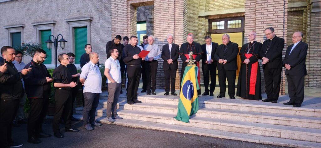 Conclave: cardeais brasileiros entoam a oração do Veni Creator antes da ida à Casa Santa Marta - Jornal O São Paulo