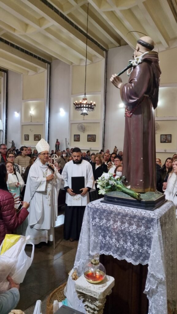 Na Barra Funda, fiéis celebram o padroeiro Santo Antônio - Jornal O São Paulo
