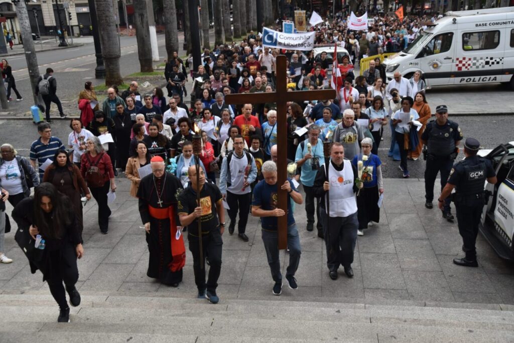 Na Vigília de Pentecostes, associações de fiéis, movimentos e novas comunidades peregrinam à Catedral da Sé - Jornal O São Paulo