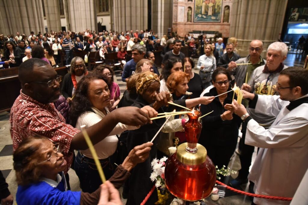 Na Vigília de Pentecostes, associações de fiéis, movimentos e novas comunidades peregrinam à Catedral da Sé - Jornal O São Paulo