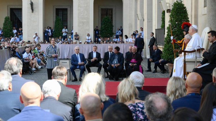 Leão XIV: a droga e as dependências são uma prisão invisível a combater - Jornal O São Paulo