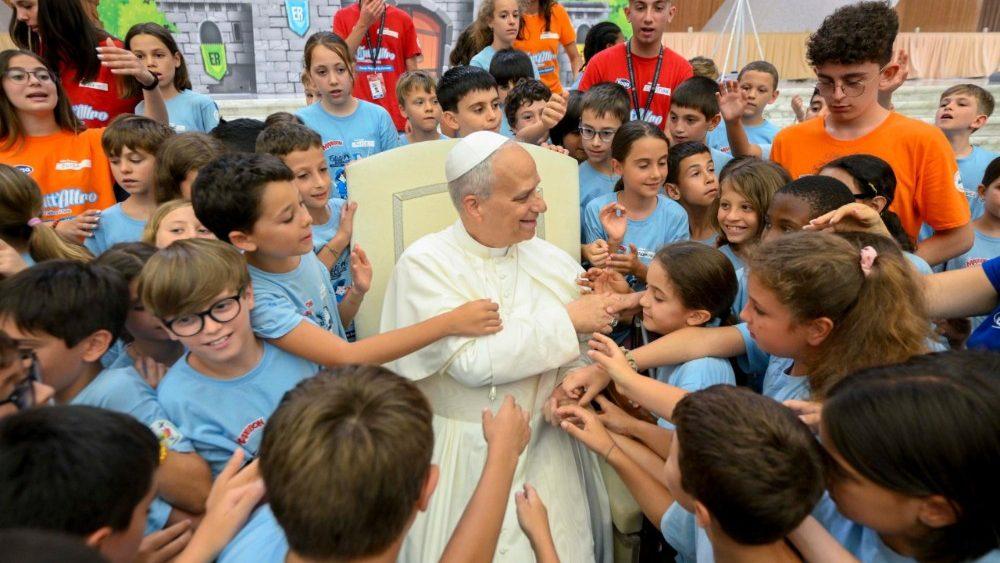 Leão XIV encontra as crianças da Colônia de Férias do Vaticano e crianças ucranianas - Jornal O São Paulo