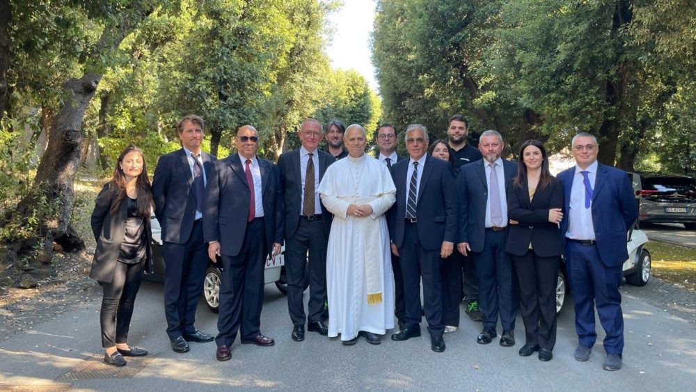 Leão XIV recebe veículos elétricos para viagens papais - Jornal O São Paulo