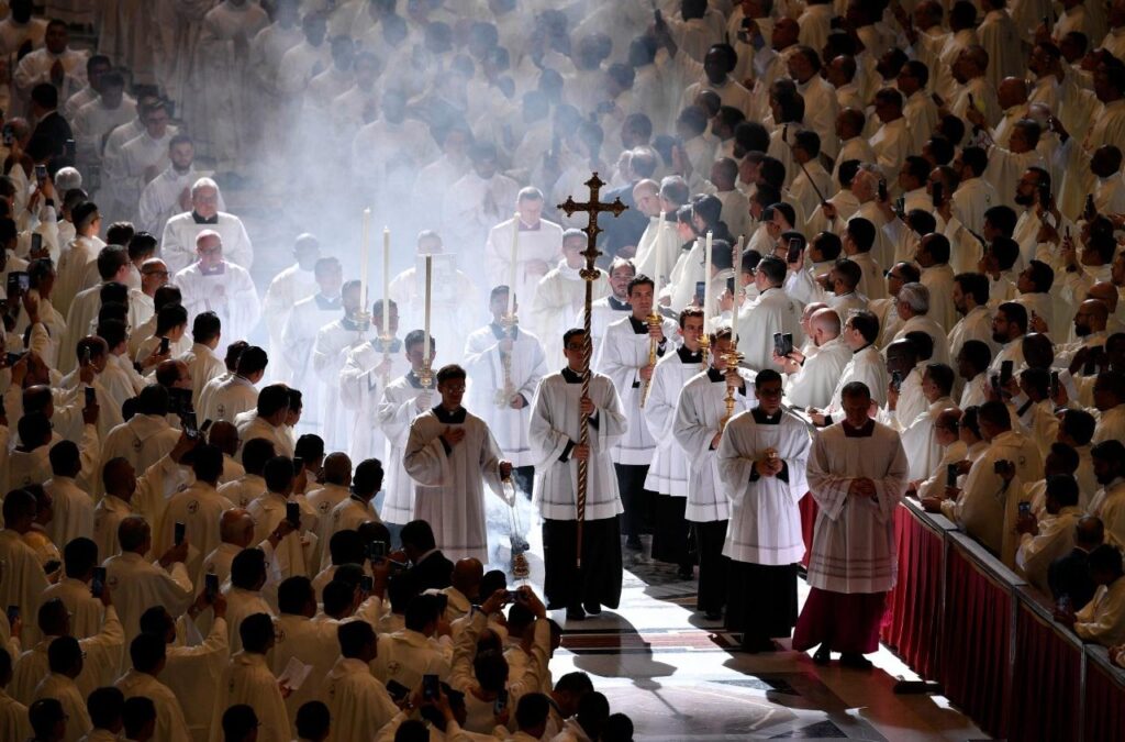 Sacerdotes: configurados a Cristo para santificar o mundo - Jornal O São Paulo