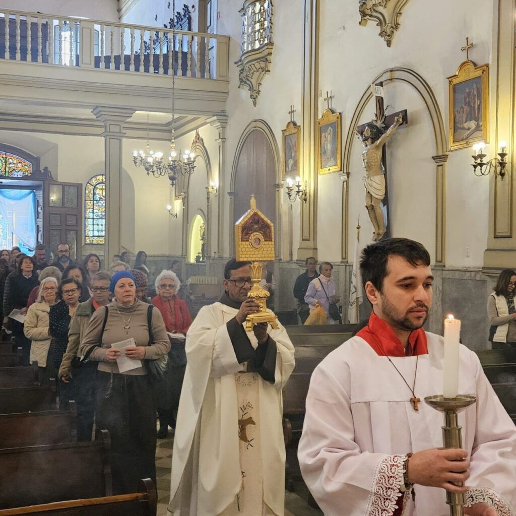 Fiéis lotam missas em festas de padroeiros e crismas na Sé - Jornal O São Paulo