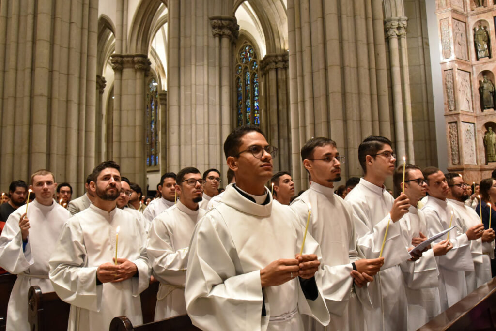 Animados na esperança, seminaristas e vocacionados peregrinam à Catedral da Sé - Jornal O São Paulo