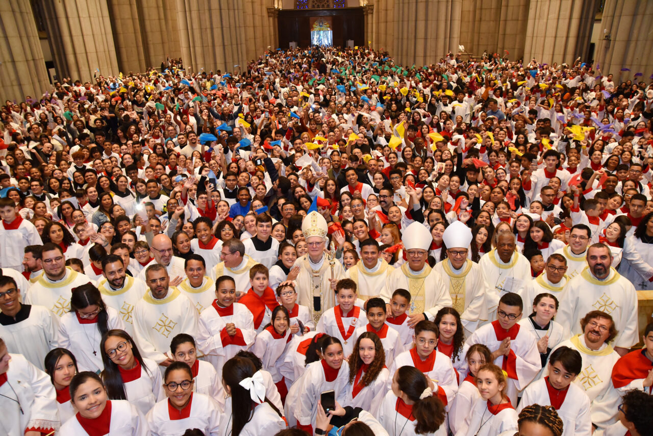 Com alegria e fé, servidores do altar peregrinam à Catedral da Sé no Jubileu - Jornal O São Paulo