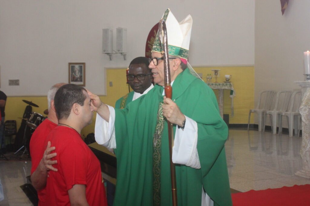Na Lapa, Dom Edilson conduz formação regional e preside missas com crismas - Jornal O São Paulo