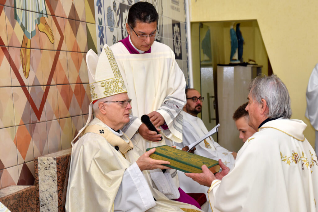 Dom Odilo dedica a igreja e consagra o altar da Paróquia Santa Rosa de Lima - Jornal O São Paulo