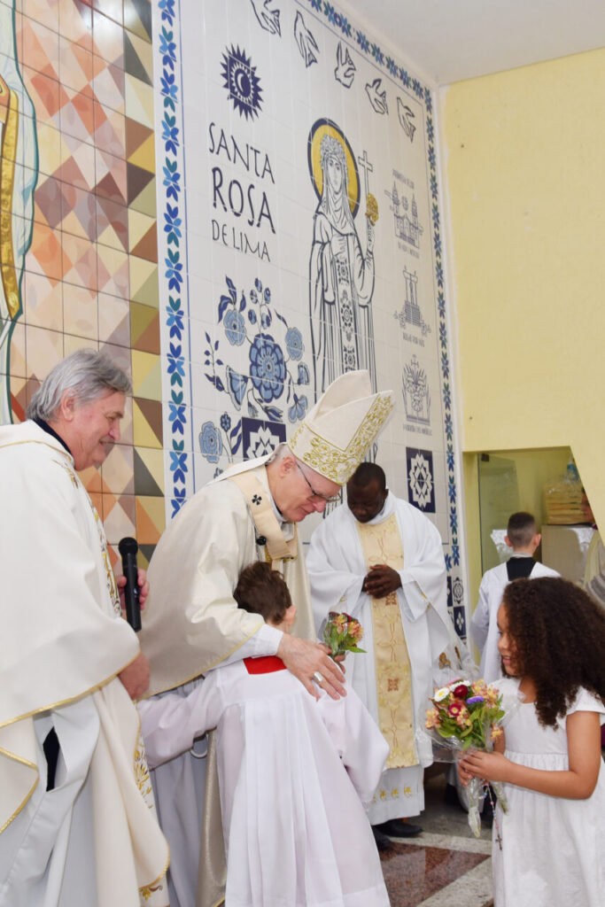 Dom Odilo dedica a igreja e consagra o altar da Paróquia Santa Rosa de Lima - Jornal O São Paulo