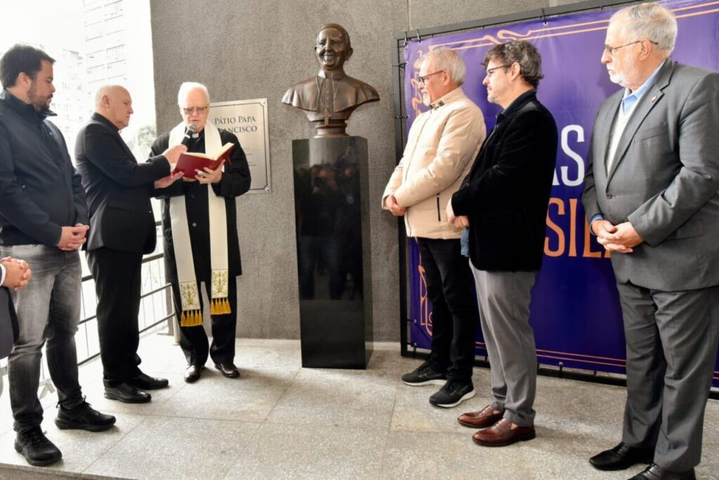 Câmara Municipal homenageia o Papa Francisco e expõe fotos dos pontífices no Brasil - Jornal O São Paulo