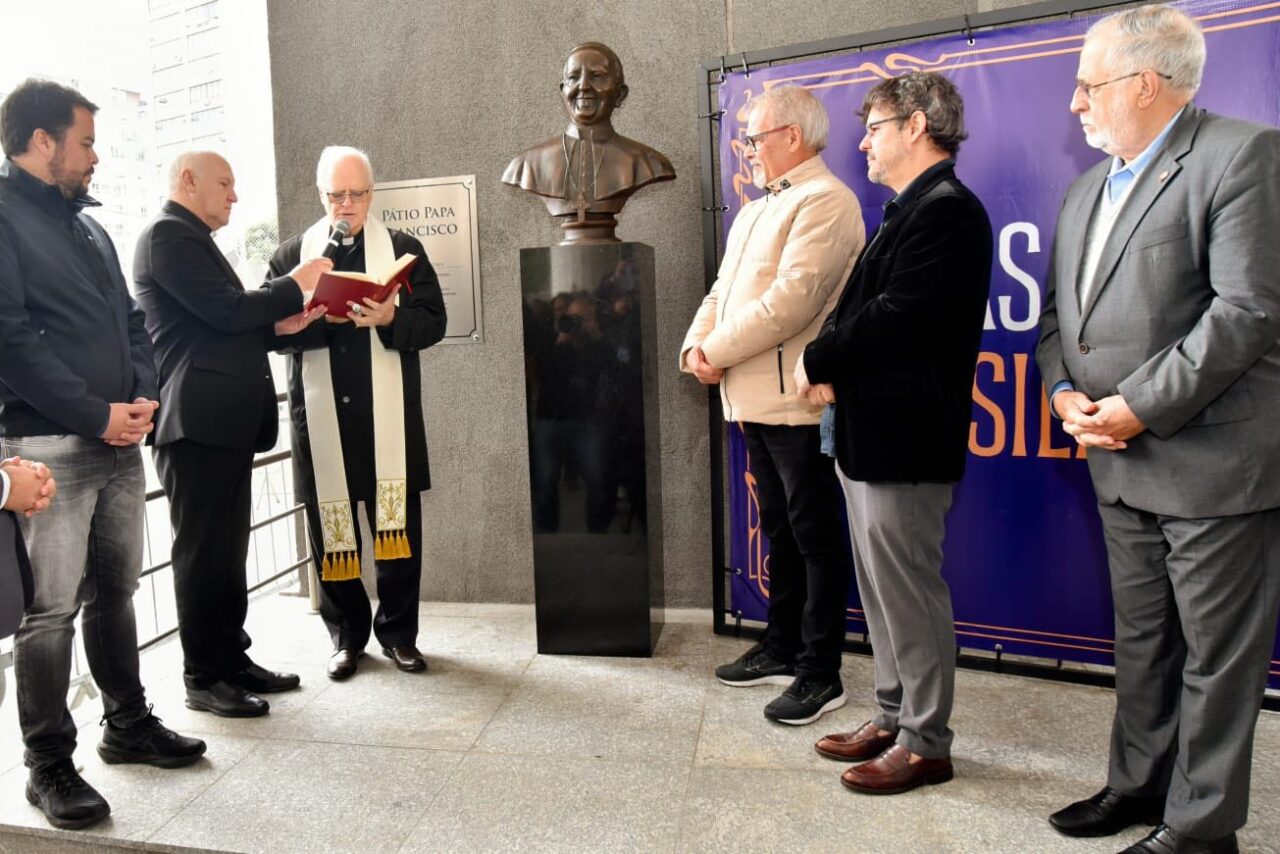 Câmara Municipal homenageia o Papa Francisco e expõe fotos dos pontífices no Brasil - Jornal O São Paulo