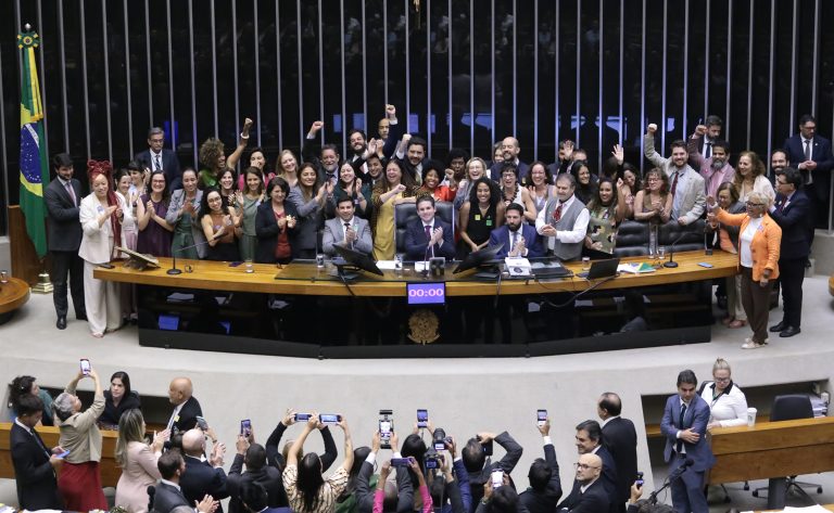 Câmara aprova projeto sobre proteção de crianças em ambientes digitais - Jornal O São Paulo