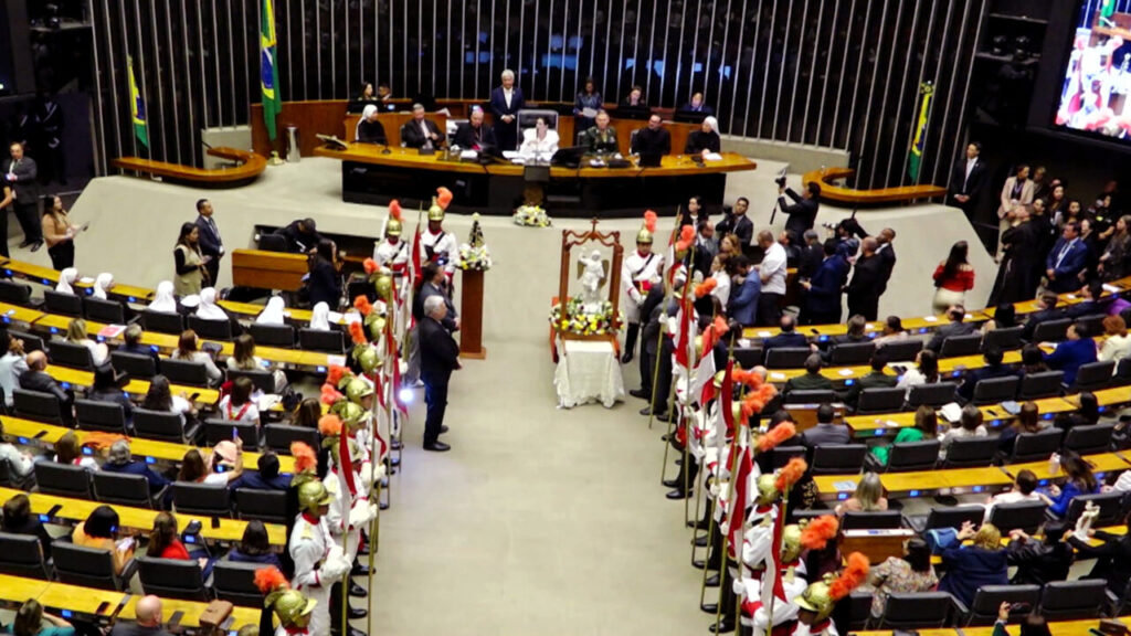 Imagem de São Miguel Arcanjo peregrina por dioceses brasileiras e na Câmara - Jornal O São Paulo